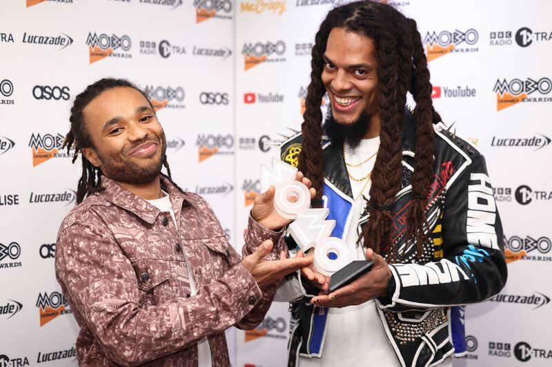 FOTO ARCHIVO: Bob Vylan sostiene el Premio a la Mejor Actuación de Música Alternativa durante la 25ª edición de los Premios MOBO en Londres, Reino Unido 30 de noviembre de 2022 (REUTERS/Henry Nicholls/Foto de archivo)