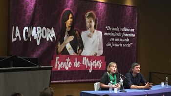 Juliana Di Tullio junto a