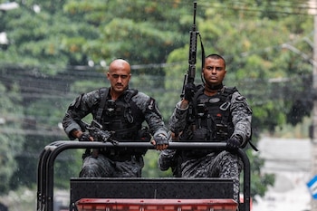 Policías en pleno un operativo contra líderes del Comando Vermelho, una de las bandas narcotraficantes más poderosas del país, este martes en Río de Janeiro (EFE/Andre Coelho)