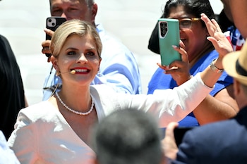 Laura Fernández ingresa al Estadio Nacional de San José Costa Rica