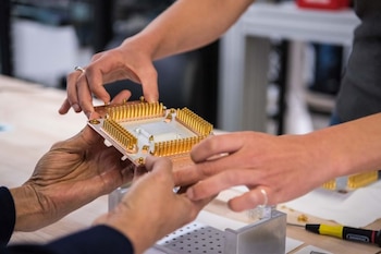 El avance podría facilitar la construcción de sistemas cuánticos con millones de qubits en el futuro. (Reuters)