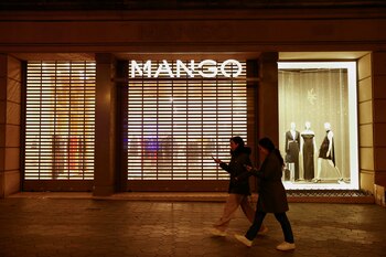 Varias personas caminando frente a