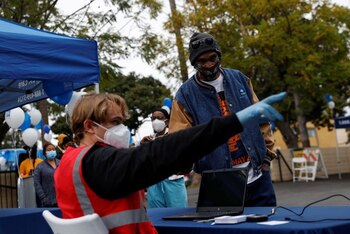 FOTO DE ARCHIVO: Un trabajador