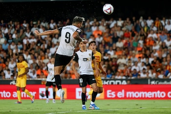 El delantero del Valencia CF Hugo Duro remata de cabeza (EFE/Biel Aliño)