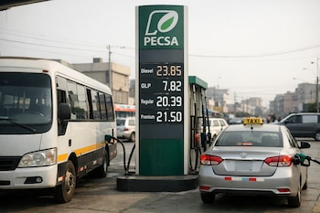 Un colectivo blanco y un taxi plateado repostando combustible en una gasolinera PECSA en Lima, Perú. El tótem muestra precios altos de diésel, GLP, gasolina regular y premium.