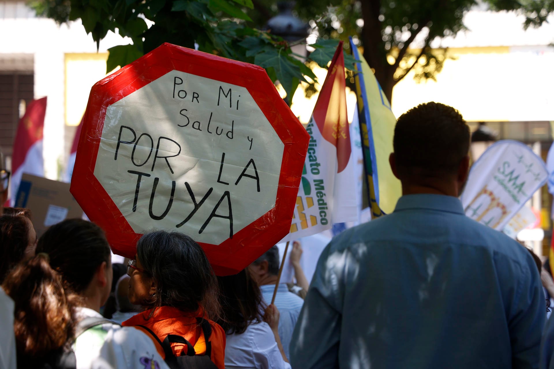 Concentración de médicos frente al Ministerio de Sanidad, bajo el lema 'No más maltrato a pacientes y profesionales', en la quinta y última semana de huelga contra el estatuto marco, este lunes frente al Ministerio de Sanidad. (EFE/ Maria Aguilella Pardo)