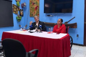 Orlando Quintero, director ejecutivo de Probidsida, acompañó a Rocío Jiménez durante la conferencia en la que reclamó una respuesta del Estado, después de más de tres décadas de gestiones por las consecuencias de la transfusión con VIH que recibió durante su infancia. Tomada de Instagram