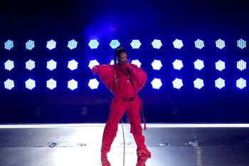 Rihanna durante su presentación en el espectáculo de medio tiempo del Super Bowl 57 de la NFL entre los Chiefs de Kansas City y los Eagles de Filadelfia, el domingo 12 de febrero de 2023, en Glendale, Arizona. (Foto AP/Charlie Riedel)