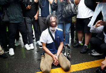 Un hombre llora mientras el