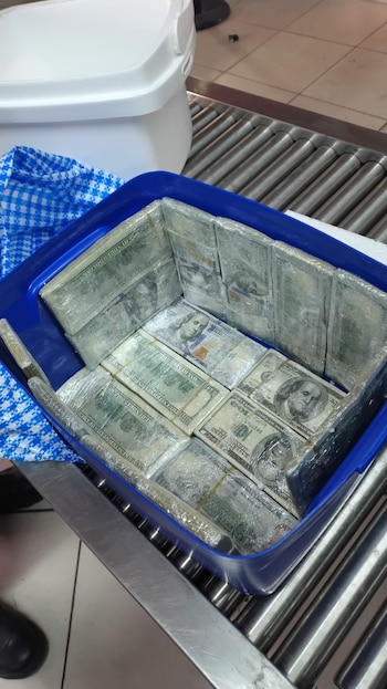 Conservadora con dólares en la estación de Liniers