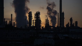 El petróleo cae por debajo de los 110 dólares a pesar del repunte de las tensiones en Oriente Próximo