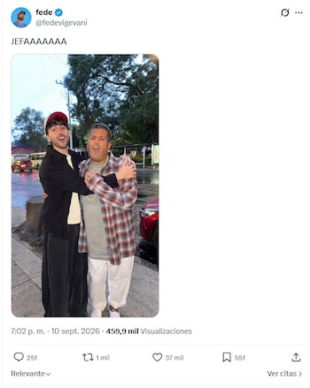 Captura de pantalla de una publicación en redes sociales donde Fede Vigevani abraza a Aldo Rendón en una acera al aire libre