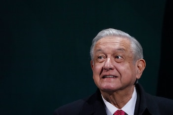 CIUDAD DE MÉXICO, 30NOVIEMBRE2021.- Andrés Manuel López Obrador, presidente de México, en compañía del gabinete de Seguridad y Salud conformados por: Luis Cresencio Sandoval, secretario de la Defensa Nacional; Rafael Ojeda Durán, secretario de Marina, Luis Rodríguez Bucio, comandante de la Guardia Nacional y Rosa Icela Rodríguez, secretaria de Seguridad Pública y Atención Ciudadana, así como Jorge Alcocer, secretario de Salud; Hugo López-Gatell, subsecretario de Prevención y Promoción a la Salud y el secretario de Relaciones Exteriores Marcelo Ebrard, encabezaron la conferencia de prensa en el Antiguo Palacio Virreinal, sede del gobierno capitalino. Las y los funcionarios dieron cifras en materia de seguridad y acciones para combatir los delitos en la capital del país, así como el informe sobre el trato que ha tenido la pandemia por Covid-19 y su respectiva vacunación.
FOTO: GALO CAÑAS/CUARTOSCURO.COM