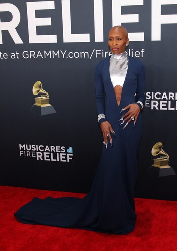 La actriz y vocalista Cynthia Erivo llegó con un elegante vestido azul marino de manga larga y una abertura frontal que reveló un detalle plateado en el torso