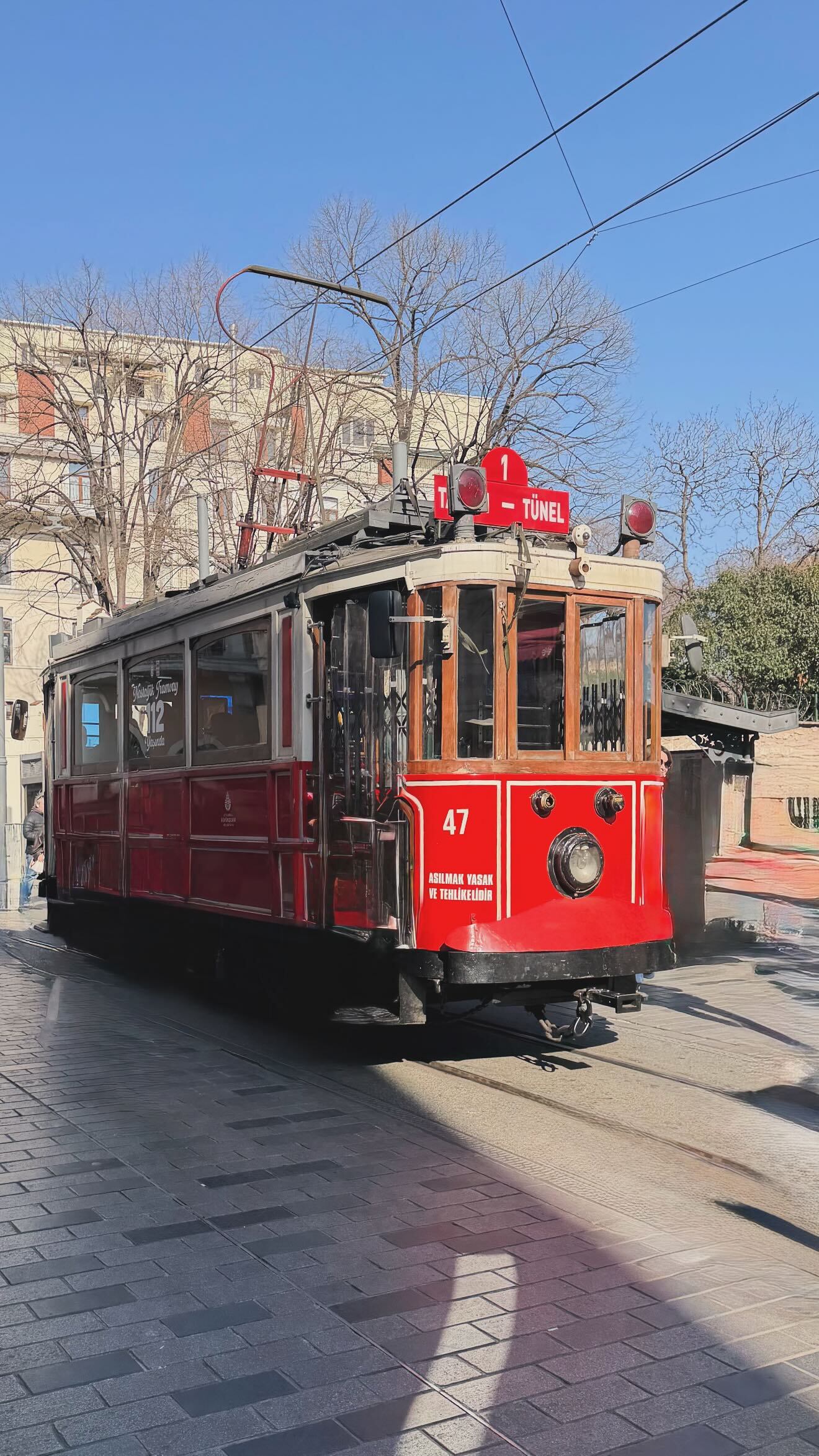 Un emblemático tranvía rojo número 47, conocido como el Nostálgico