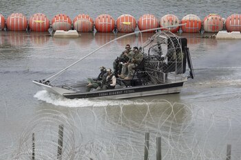 Texas instaló barreras flotantes en el río Grande, desafiando las leyes federales. (Europa Press/Bob Daemmrich)