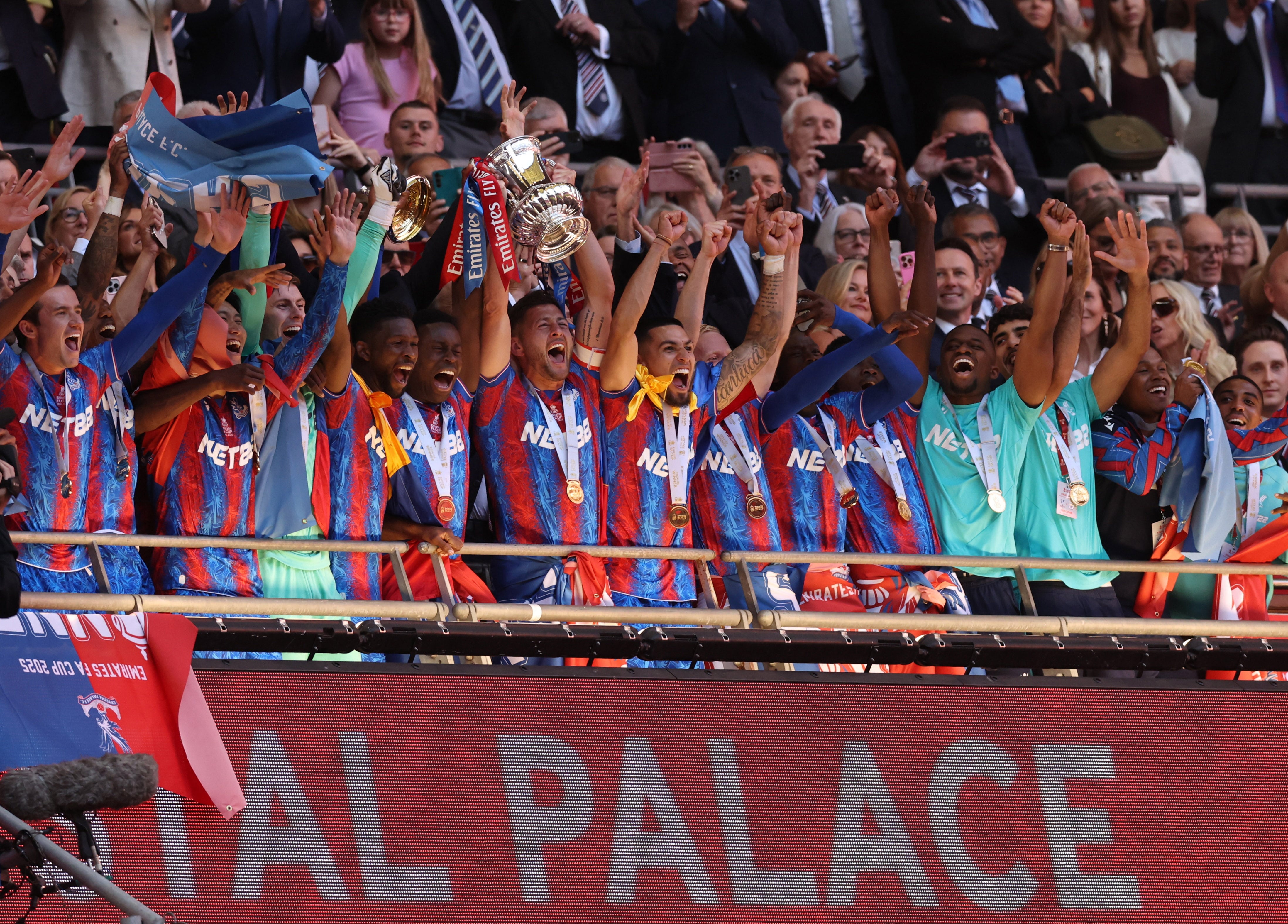 Los Eagles buscan el segundo título de su historia, luego de levantar la FA Cup en 2025. (REUTERS/David Klein)