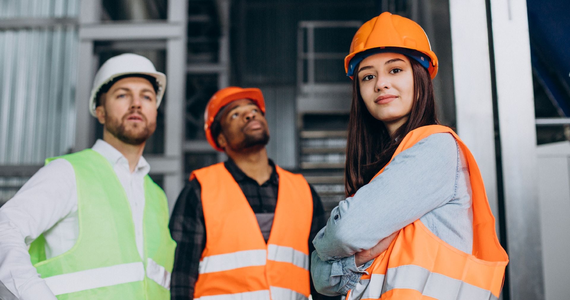 La campaña actual enfatiza la salud mental en el trabajo, destacando que factores organizacionales influyen directamente en el bienestar y productividad de millones de empleados. (Freepik)