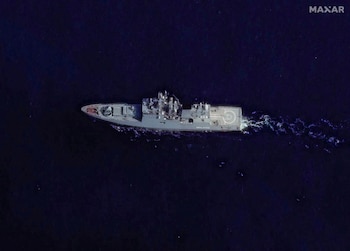 Imagen satelital de la fragata Admiral Grigorovich frente a Tartus, Siria, en diciembre de 2024. El buque pertenece a la Flota del Mar Negro de la Armada Rusa. (Maxar Technologies/REUTERS)