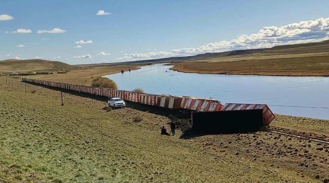 La locomotora de YCRT descarriló con tres vagones y cerca de 600 toneladas de carbón en un tramo cercano a la estación Ingeniero Capa, en Santa Cruz