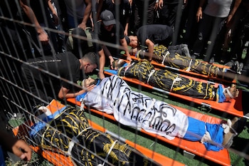 Los cuerpos de cuatro palestinos muertos en un ataque aéreo israelí en el campamento de refugiados Nur Shams, cerca de Tulkarem, Cisjordania (Foto AP /Nasser Nasser)