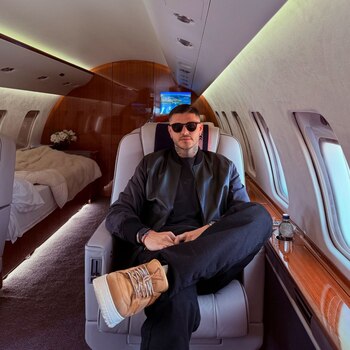 Desde su avión privado, Mauro