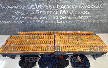 FGR y autoridades locales aseguraron más de 94 litros de cocaína en el Aeropuerto Internacional Mariano Escobedo.
Crédito: FGR
