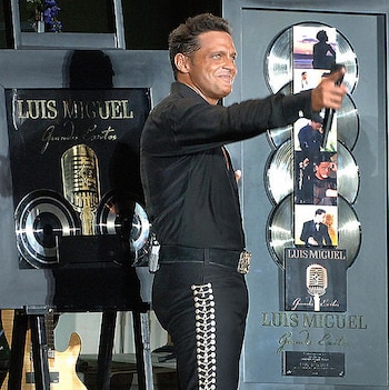 Luis Miguel rodeado de discos de Oro y Diamante, reconocimientos que reflejan el impacto y la vigencia de su carrera en la música latina