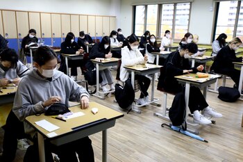 Los estudiantes de Corea del Sur realizan su examen de aptitud escolar en una escuela en Seúl, Corea del Sur. La Prueba de Habilidad Escolar (CSAT) anual es el evento académico anual más importante del país, y todo el país casi se detiene para realizar sin problemas de la prueba. EFE/EPA/Chung Sung-Jun