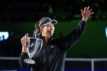 Muguruza sostiene el trofeo de