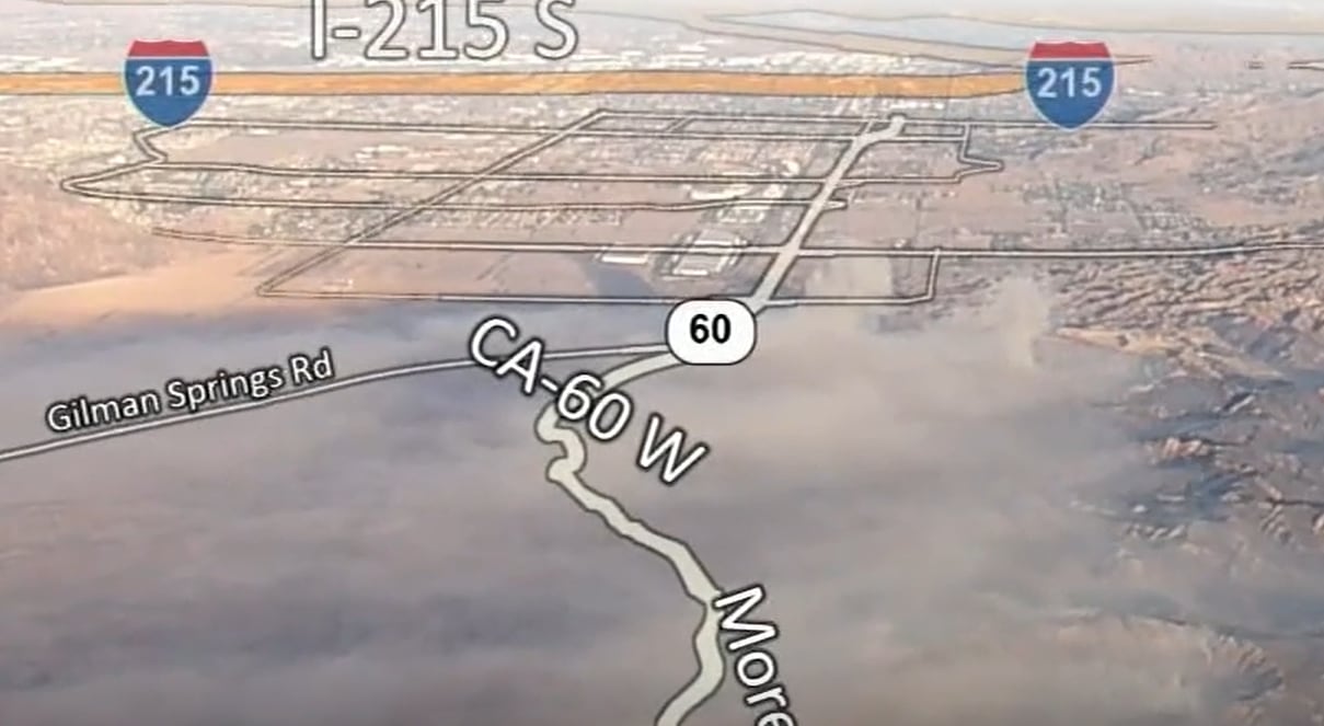 La autopista 60 en dirección oeste fue cerrada entre la Interestatal 10 y Nason Street mientras los equipos combatían el avance del incendio (ABC7)