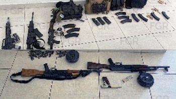 Durante el operativo, los elementos de seguridad aseguraron distintas armas y equipo táctico. Crédito: FGR