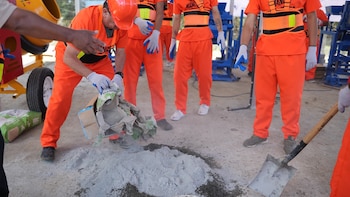El Gobierno de Guatemala lanza Manos Productivas para emplear a reclusos en la fabricación de adoquines