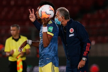El entrenador de Colombia Carlos Queiroz (d) dirige en un partido por las eliminatorias sudamericanas al Mundial de la FIFA Catar 2022 entre Chile y Colombia en el estadio Nacional, en Santiago (Chile). EFE/Claudio Reyes