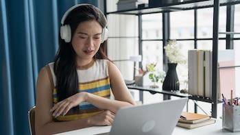 El ghosting es la interrupción abrupta de mensajes, llamadas y evita cualquier tipo de interacción en redes sociales