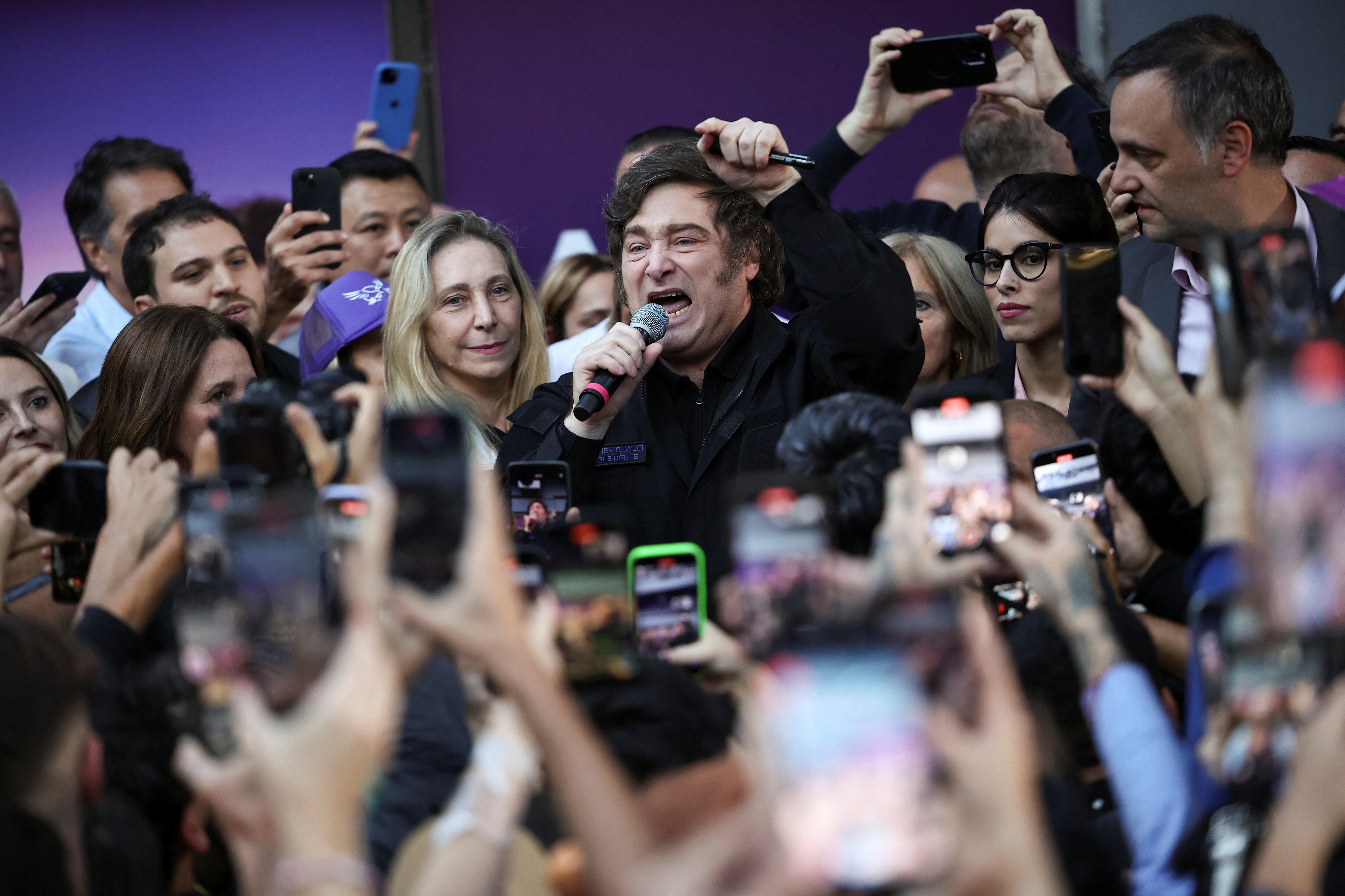 Javier y Karina Milei en Belgrano durante un acto de campaña (REUTERS)