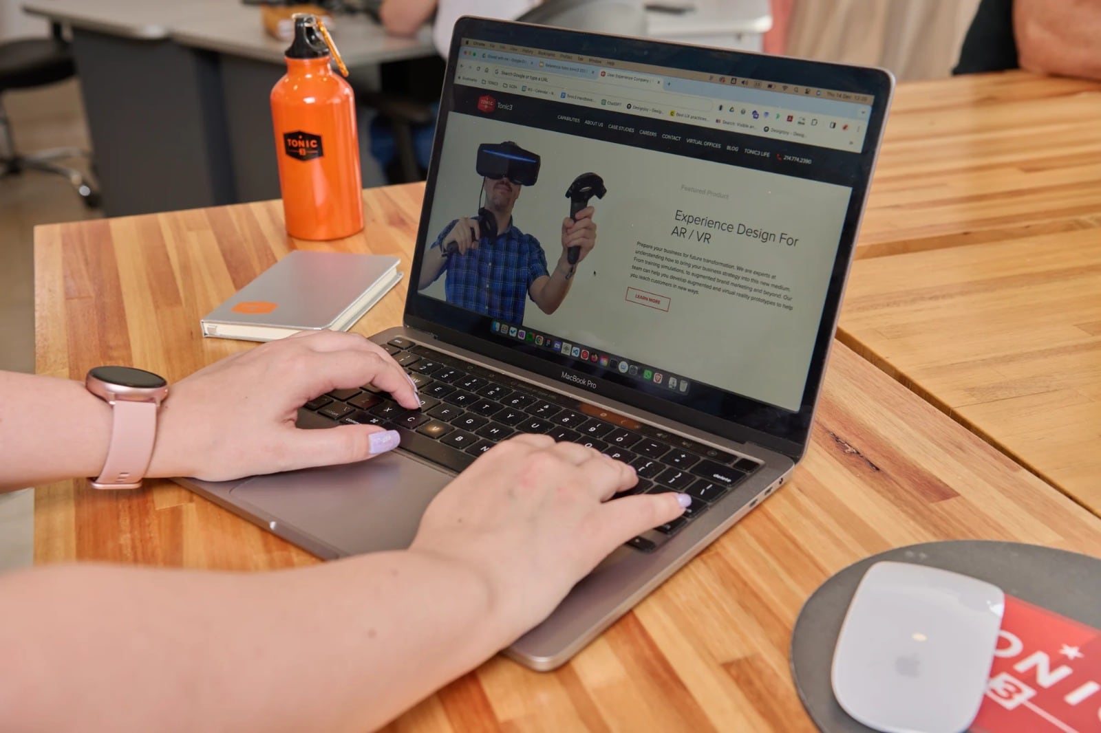 El respeto y la inclusión permiten que cada empleado aporte desde su experiencia y potencial.
El talento senior enriquece el aprendizaje colectivo y participa en proyectos estratégicos de innovación (GPTW)