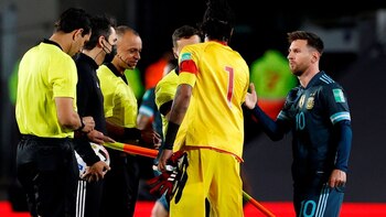 Pedro Gallese y Lionel Messi saludándose previo a un partido por Eliminatorias.