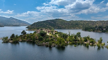 A la venta una isla en Ávila: un castillo de 1923 con once dormitorios por 3,25 millones de euros