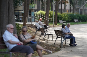 Un grupo de jubilados descansan en un parque de Barcelona.
David Zorrakino / Europa Press