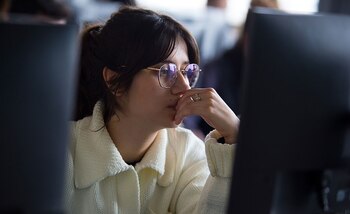 Una estudiante usa un ordenador