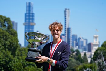 Jannik Sinner posa con el trofeo de campeón del Abierto de Australia, el lunes 29 de enero de 2024, en Melbourne. (AP Foto/Andy Wong)