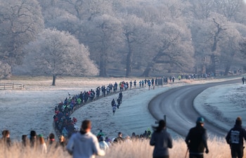 Los organizadores de maratones contemplan adelantar horarios de salida y disminuir las emisiones de gases de efecto invernadero para proteger el rendimiento de los corredores (REUTERS/Toby Melville)