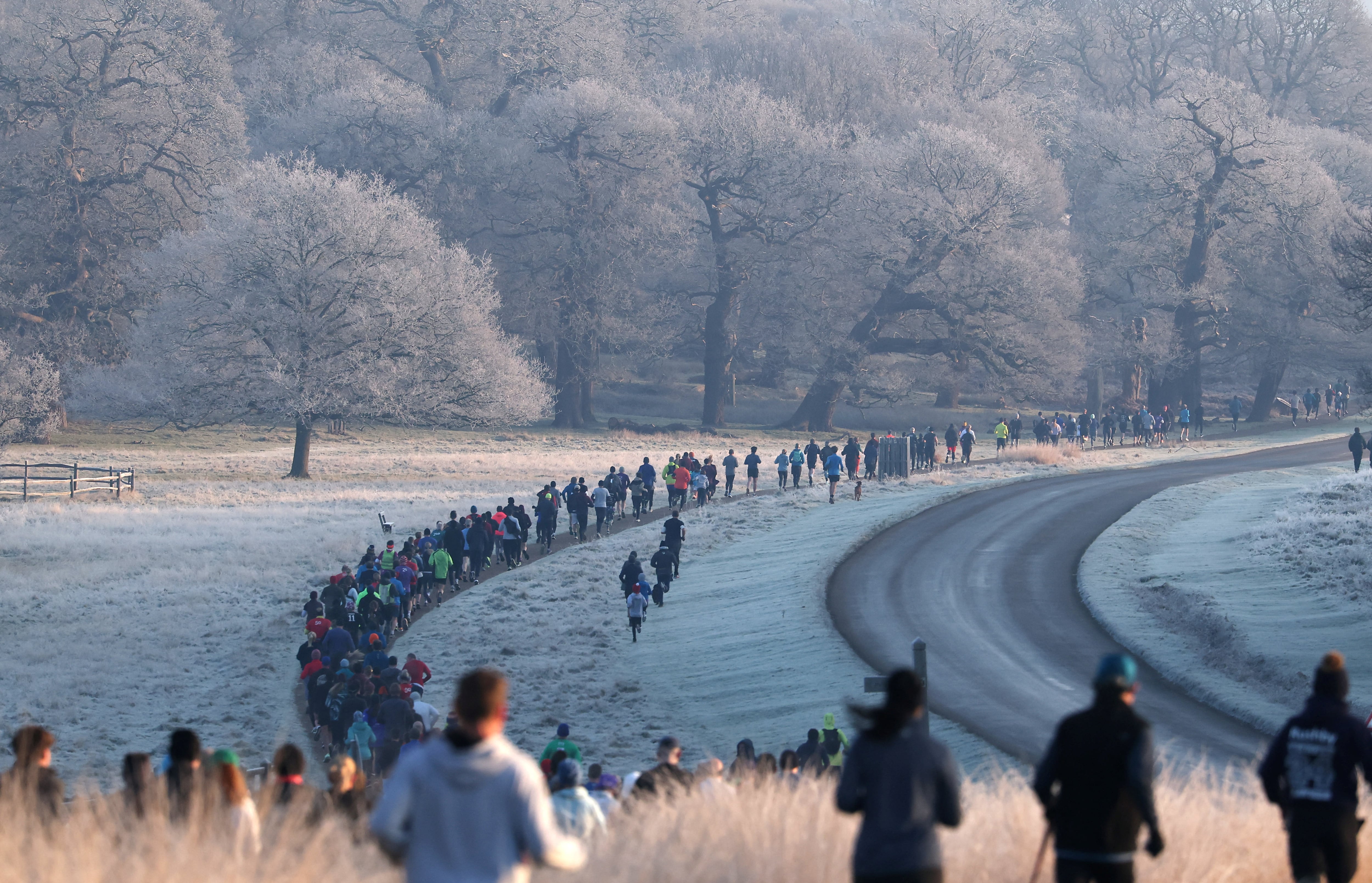 Los organizadores de maratones contemplan adelantar horarios de salida y disminuir las emisiones de gases de efecto invernadero para proteger el rendimiento de los corredores (REUTERS/Toby Melville)