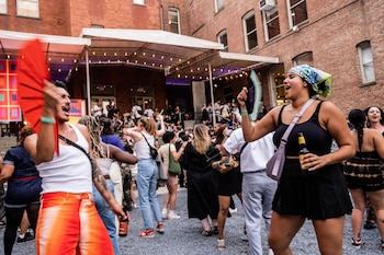 El festival presenta más de 80 actuaciones gratuitas y benéficas en parques de Nueva York durante cada temporada.