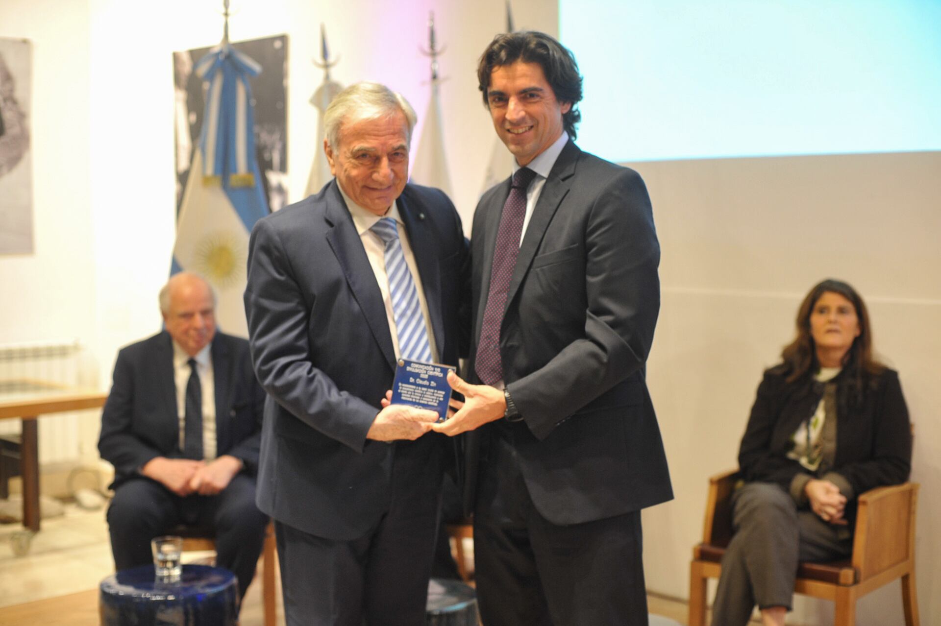 Jorge Cassará hijo le entregó el reconocimiento a Claudio Zin