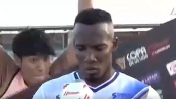 Jugador de Alianza Atlético pasó incómodo momento: se cayó banner publicitario en plena entrevista por Copa de la Liga 2026