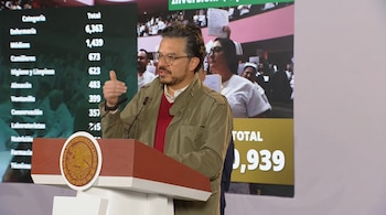Zoé Robledo habla tras un podio con el escudo de México y micrófonos, frente a una pantalla con cifras de personal de salud.