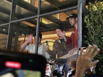 Cientos de seguidores recibieron a