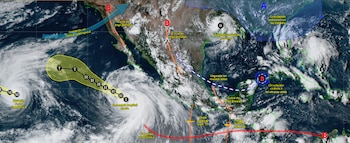 Mapa satelital de México con patrones de nubosidad, trayectorias de tormentas marcadas en amarillo y símbolos de presión atmosférica